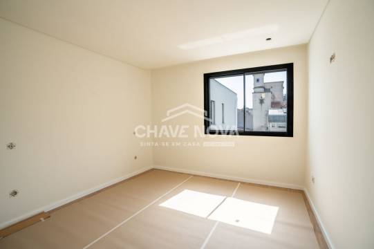 New Top Floor 3 Bedroom Apartment w/ Terrace and Garage Box in Santa Marinha (Coimbrões)
