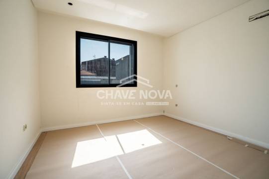 New Top Floor 3 Bedroom Apartment w/ Terrace and Garage Box in Santa Marinha (Coimbrões)