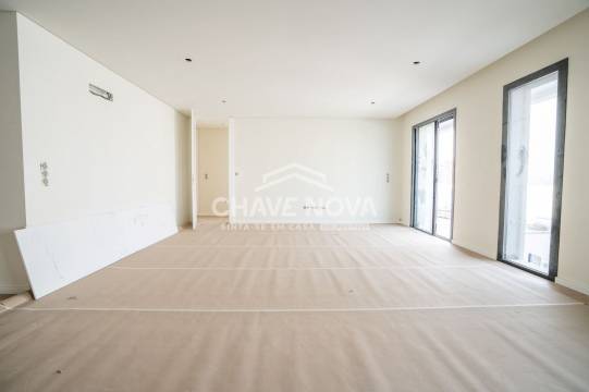 New Top Floor 3 Bedroom Apartment w/ Terrace and Garage Box in Santa Marinha (Coimbrões)