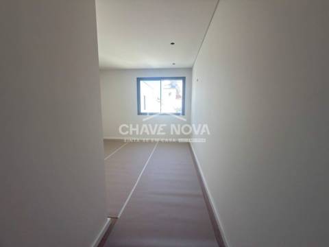 New Top Floor 3 Bedroom Apartment w/ Terrace and Garage Box in Santa Marinha (Coimbrões)