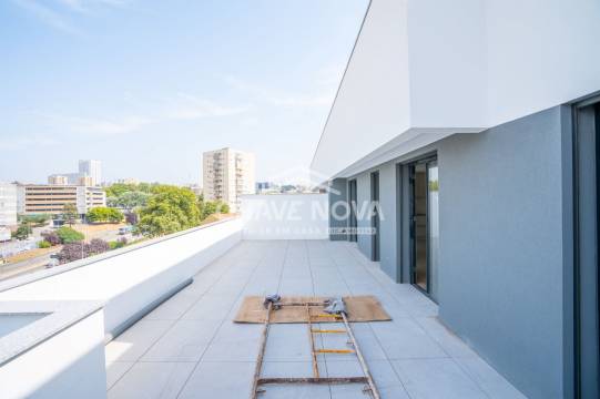 New Top Floor 3 Bedroom Apartment w/ Terrace and Garage Box in Santa Marinha (Coimbrões)