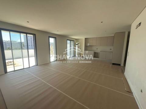 New Top Floor 3 Bedroom Apartment w/ Terrace and Garage Box in Santa Marinha (Coimbrões)