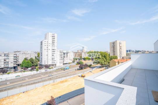 New Top Floor 3 Bedroom Apartment w/ Terrace and Garage Box in Santa Marinha (Coimbrões)