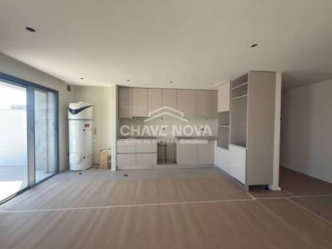 New Top Floor 3 Bedroom Apartment w/ Terrace and Garage Box in Santa Marinha (Coimbrões)
