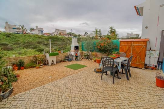 Moradia com Piscina e Vista Mar, a 2 Minutos da Praia da Amoreira