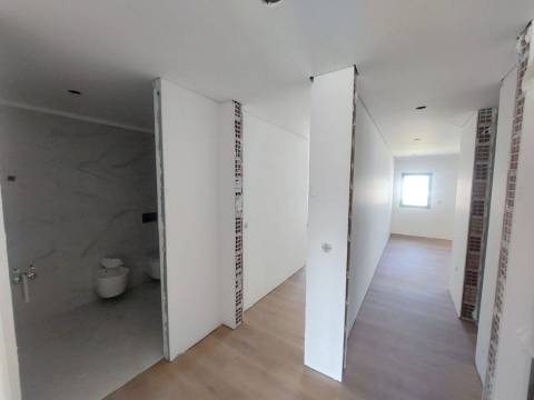 T2 Novo, primeiro piso com garagem em condomínio fechado, 2  piscinas e jardim em Canidelo.