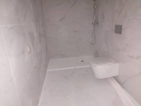 T2 Novo, primeiro piso com garagem em condomínio fechado, 2  piscinas e jardim em Canidelo.