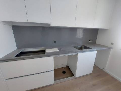 T2 Novo, primeiro piso com garagem em condomínio fechado, 2  piscinas e jardim em Canidelo.