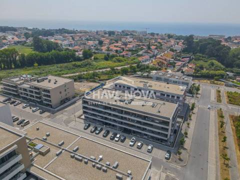 3-bedroom apartment on the top floor, like new, with sea views and double parking space in Canidelo