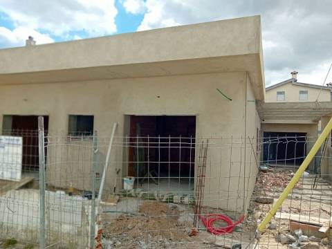 Excelente Moradia Térrea T3+1 com Acabamentos de Luxo em Fernão Ferro  Próximo do Mercado