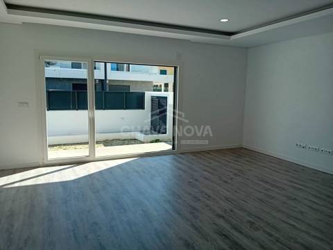 Excelente Moradia Térrea T3+1 com Acabamentos de Luxo em Fernão Ferro  Próximo do Mercado