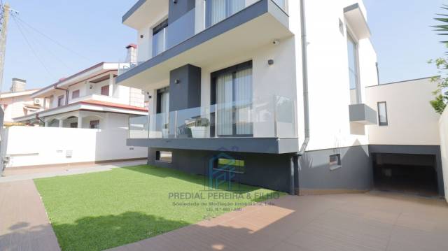 Moradia T5 de 4 Frentes c/ Piscina  Venda Nova / Rio Tinto