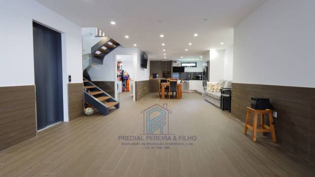 Moradia T5 de 4 Frentes c/ Piscina  Venda Nova / Rio Tinto