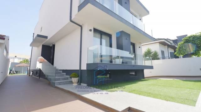 Moradia T5 de 4 Frentes c/ Piscina  Venda Nova / Rio Tinto