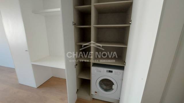 T0 Semi Novo com varanda lugar de garagem e arrumos na Sra da Hora