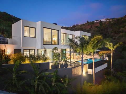 Villa in Calheta