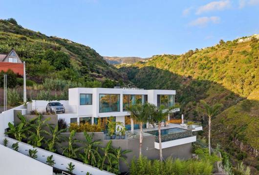Villa in Calheta