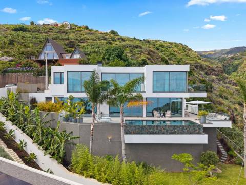 Villa in Calheta
