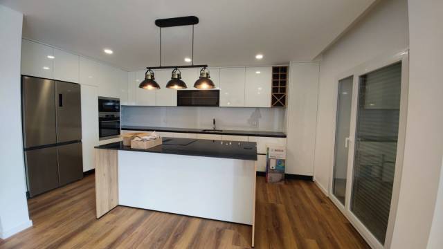 Apartamento T2 com Varanda e garagem. Novo, bem Situado