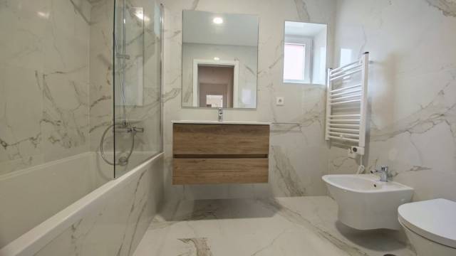 Apartamento T2 com Varanda e garagem. Novo, bem Situado