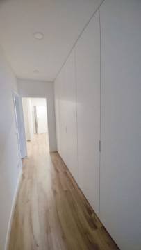 Apartamento T2 com Varanda e garagem. Novo, bem Situado