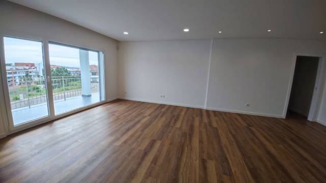Apartamento T2 com Varanda e garagem. Novo, bem Situado