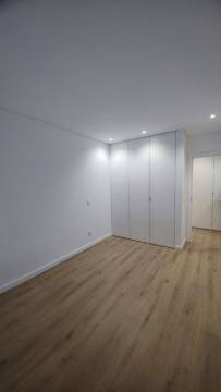 Apartamento T2 com Varanda e garagem. Novo, bem Situado