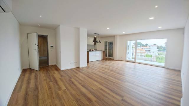 Apartamento T2 com Varanda e garagem. Novo, bem Situado