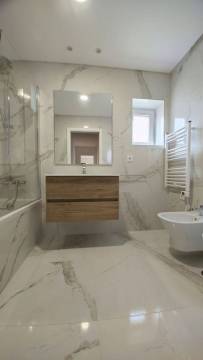 Apartamento T2 com Varanda e garagem. Novo, bem Situado