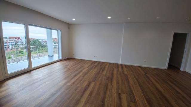Apartamento T2 com Varanda e garagem. Novo, bem Situado
