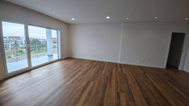 Apartamento T2 com Varanda e garagem. Novo, bem Situado