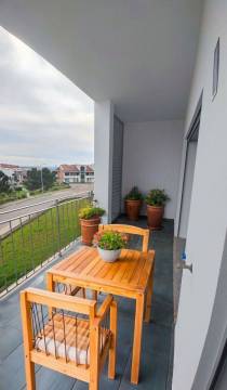 Apartamento T2 com Varanda e garagem. Novo, bem Situado