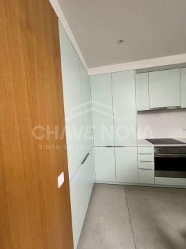 Arrendamento T2  Antas Atrium | Piscina, Ginásio e Conforto Moderno