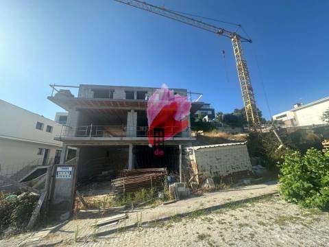 Moradia Geminada em grosso- Lugar de 5 Pinheiros -Moreira Cônegos