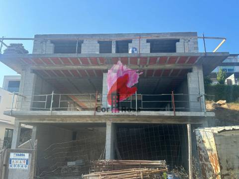 Moradia Geminada em grosso- Lugar de 5 Pinheiros -Moreira Cônegos