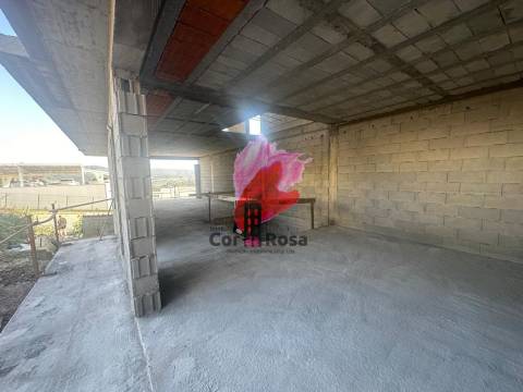 Moradia Geminada em grosso- Lugar de 5 Pinheiros -Moreira Cônegos
