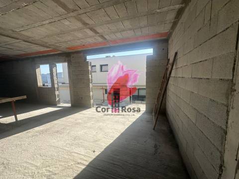 Moradia Geminada em grosso- Lugar de 5 Pinheiros -Moreira Cônegos