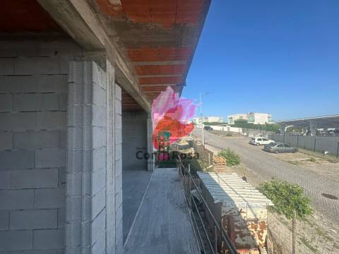 Moradia Geminada em grosso- Lugar de 5 Pinheiros -Moreira Cônegos