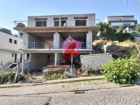 Moradia Geminada em grosso- Lugar de 5 Pinheiros -Moreira Cônegos