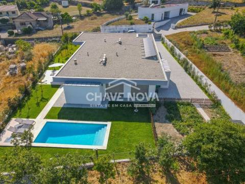 Incrível Moradia Térrea de 4 Frentes | Penafiel
