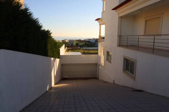 Moradia T6 com piscina, garagem e lote terreno C/1050 m2. Vistas de mar