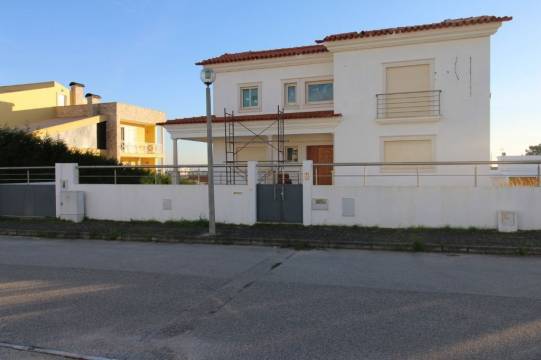 Moradia T6 com piscina, garagem e lote terreno C/1050 m2. Vistas de mar