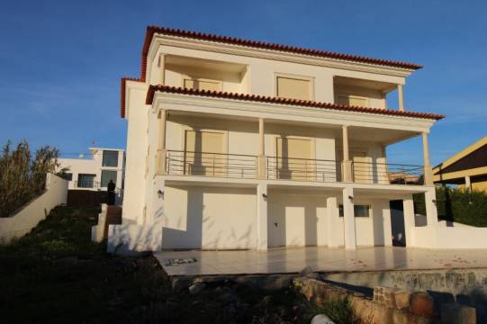Moradia T6 com piscina, garagem e lote terreno C/1050 m2. Vistas de mar