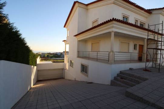 Moradia T6 com piscina, garagem e lote terreno C/1050 m2. Vistas de mar