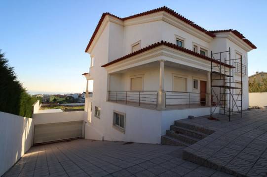 Moradia T6 com piscina, garagem e lote terreno C/1050 m2. Vistas de mar