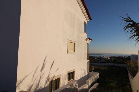 Moradia T6 com piscina, garagem e lote terreno C/1050 m2. Vistas de mar