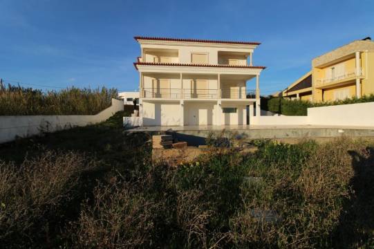 Moradia T6 com piscina, garagem e lote terreno C/1050 m2. Vistas de mar