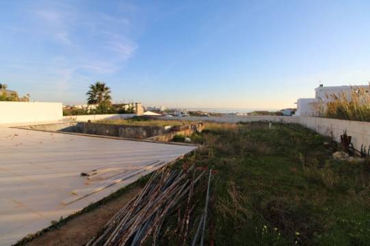 Moradia T6 com piscina, garagem e lote terreno C/1050 m2. Vistas de mar