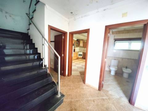 Moradia T4 com logradouro. Financiada ate 90%