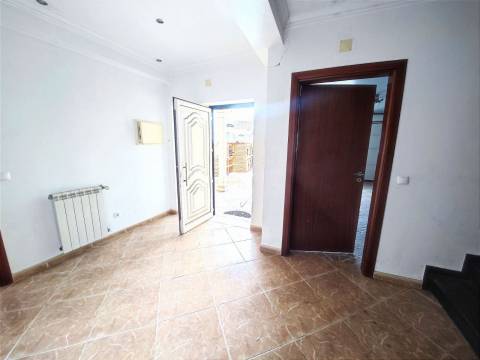 Moradia T4 com logradouro. Financiada ate 90%